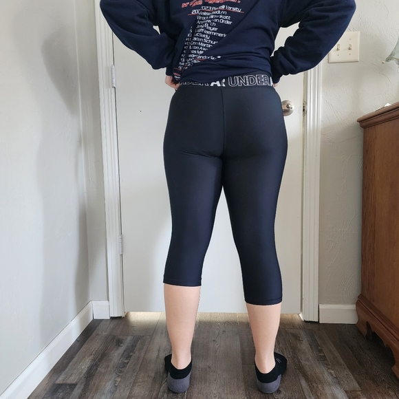 Under Armor 3/4 length motion capri size medium - Picture 3 of 6